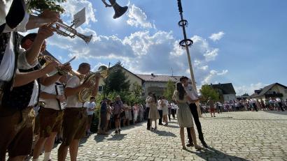 Bild: gri
Kirwa-Idylle unter weiß-blauem Himmel: Ein Schnappschuss vom Kirwabaumaustanzen in Freudenberg.