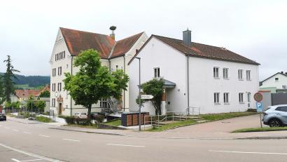 Bild: Portner
Die Regierung der Oberpfalz hat das frühere Gesundheitsamt in der Bezirksamtstraße Oberviechtach, zwischen VG-Geschäftsstelle und Polizeiinspektion, für Geflüchtete angemietet. Die Erstbelegung steht noch aus.