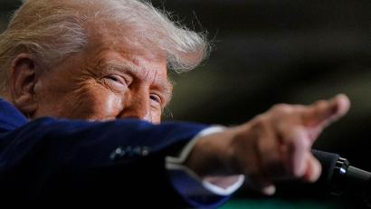 Bild: Julia Demaree Nikhinson/AP/dpa
Trump verspricht sich von den neuen Zöllen eine Stärkung der heimischen Industrie. (Archivbild)