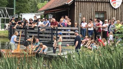 Bild: mma
Die Zuschauer feuerten die Teilnehmer und Teilnehmerinnen beim beim Sautrogrennen im Gemeindeweiher kräftig an.