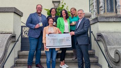 Bild: Stadtmarketing Weiden e. V.
Übergabe der Spende in Höhe von 1000 Euro: Anja Schricker vom Bunten Kreis Nordoberpfalz und Michael Hoffmann, Vorstand der Kliniken Nordoberpfalz (vorne) halten den Scheck in den Händen. Weiter freuen sich Thomas Harmsen vom Oberpfalz Marketing (hinten, von links), Marlene Weiß vom Stadtmarketing Weiden, Grid Medinger vom Bunten Kreis sowie Tanja Ochantel (Seltmann Weiden).