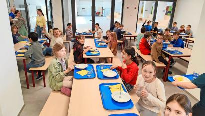 Bild: fpoz
Die Mädchen und Jungen in der Jobst-vom-Brandt-Schule genießen das abwechslungsreiche Essen aus der Schulküche.