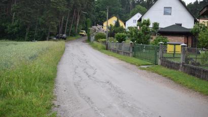 Bild: bnr
Der Ausbau der Ortsstraße "Am Berg" im Ortsteil Stullner Berg sorgt seit 50 Jahren für Anträge und Diskussionen. Geschehen ist bisher nur wenig.