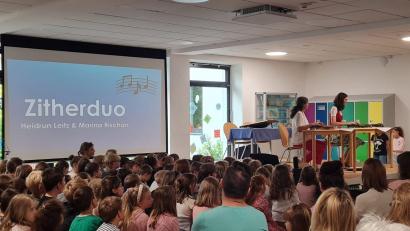 Bild: gri
Schulleiterin Heidrun Leitz und Musikantin Marina Rischan (rechts) gaben am Musiktag der Grundschule in der Aula ein Zitherkonzert.