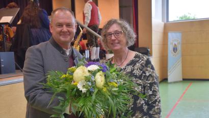 Bild: bö
Mit Blumen und den besten Wünschen für den neuen Lebensabschnitt hat Bürgermeister Erich Meidinger die Verwaltungsleiterin Liane Kern in den Ruhestand verabschiedet.