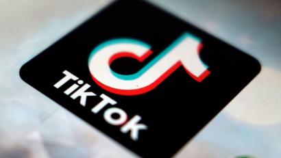 Bild: Kiichiro Sato/AP/dpa
Eine gemeinnützige Verbraucherstiftung aus den Niederlanden hat beim Kammergericht Berlin eine Schadenersatzklage gegen die Videoplattform Tiktok eingereicht.