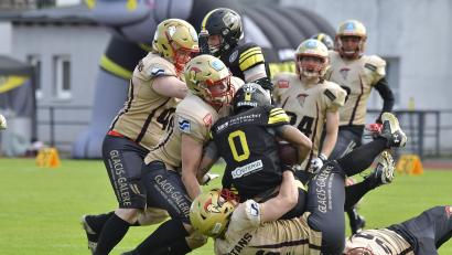 Bild: Hubert Ziegler
Mit den Neu-Ulm Spartans ist nicht zu spaßen. Das erfährt ein Spieler der Mad Bulldogs in dieser Szene am eigenen Leib.