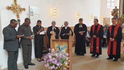 Bild: Susanne Götte
Im Festgottesdienst zum 50. Jubiläum beteten tansanische und bayerische Christinnen und Christen gemeinsam um Gottes Segen für die Partnerschaft. Von links nach rechts: Rev. Simon Emmanuel Mollel, Rev. John Josiah Materu, Rev. Dr. Lilian Juso Mbowe, Pfarrerin Friederike Steiner (Wirbenz), Religionspädagogin Lydia Engelhardt (Eschenbach), Pfarrer Hannes Kühn (Speichersdorf), Pfarrer Hartmut Klausfelder (Neustadt/Kulm) und Pfarrer Andreas Ruhs (Neunkirchen-Mantel).