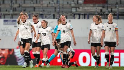 Bild: Georg Hochmuth/dpa
FC-Bayern-Spielerin Klara Bühl (links) bejubelt ihren Treffer zum 4:0.