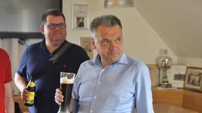 Bild: Hubert Ziegler
Beim Spiel zwischen Gebenbach und Unterhaching II half Manni Schwabl (rechts) nur noch ein kühles Bier.