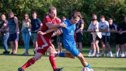 Archivbild: Günter Uschold
Andreas Schächerer (rechts) und der SV Schwarzhofen spielen kommende Saison wieder in der Bezirksliga Süd.