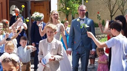 Bild: Susanne Hutzler
Nach der kirchlichen Trauung freuen sich Anna und Florian Zwicknagel über viele Gratulanten. Schüler der Braut überreichen Rosen.