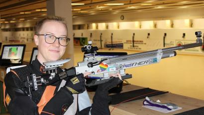 Bild: wro
Sabrina Hößl ist ein Eigengewächs der SG Andreas Hofer Fuchsmühl. Die erfolgreiche Sportschützin darf sich nun auch Bezirksschützenkaiserin nennen – ein seltener Titel in der Region.
