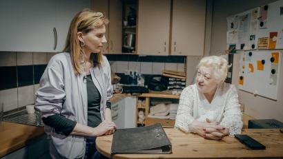 Bild: 3sat/dpa
Reporterin Lisa Altmeier (l) spricht in einem Berliner Bordell mit Hausdame Maria.