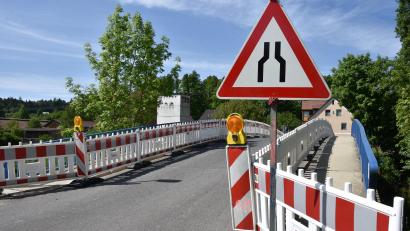Bild: Stephan Huber
Die Brücke in Lengenfeld (Kümmersbruck) ist so marode, dass jetzt Sicherheitsmaßnahmen nötig wurden: Die Fahrbahn wurde so verengt, dass Begegnungsverkehr nicht mehr möglich ist.