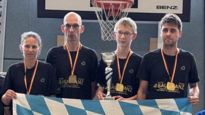 Bild: Matthias Stein
Insgesamt 17 Pokal-Begegnungen von Bezirks- bis Bundesebene musste der SV Hahnbach absolvieren, bis das Team mit Sabine Bauer, Gabor Andras Dohnal, Samuel Grünwald und Simon Bauer (von links) bei den deutschen Pokalmeisterschaften der Verbandsklassen im hessischen Michelstadt den Pokal in Händen halten konnte.