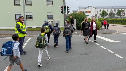 Bild: Petra Hartl
Auf dem Weg zur Pestalozzischule gelangen die Grundschüler dank Fußgängerampel und Schülerlotsin sicher über die B14/Hofgartenstraße.