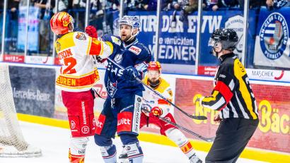 Bild: Tobias Neubert
Ein hitziges Duell lieferten sich die Blue Devils Weiden und der ESV Kaufbeuren zum Auftakt der DEL2-Saison 2024/25. Ein Jahr später kommt es in Spiel eins erneut zum Duell Oberpfalz gegen Allgäu.