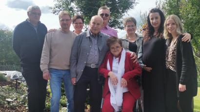 Bild: amö
Der Jubilar Georg Brehm mit seiner Lebensgefährtin Rosi, seiner Familie, Pfarrer Eugen Wismeth und Bürgermeisterin Sonja Meier.