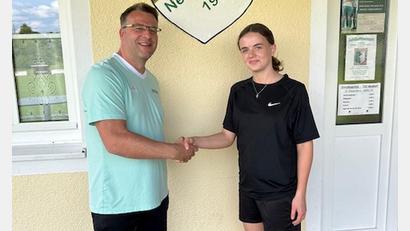 Bild: Schärtl
Nina Wagmann wechselt vom TSV Neudorf zum 1. FC Nürnberg. Ihr Trainer Andreas Schärtl wünscht alles Gute beim Club.