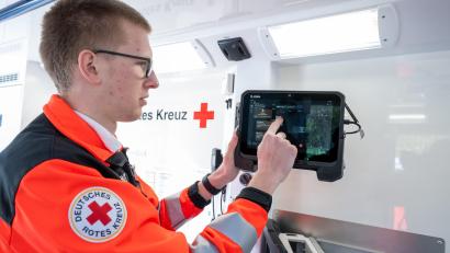 Bild: Armin Weigel/dpa
Ein Rettungssanitäter arbeitet an einem Tablet. Als erster von insgesamt drei Standorten ging der Telenotarzt-Standort Ost in Bogen in Betrieb. Das Digitalprojekt verbessert die Notfallversorgung in acht Rettungsdienstbereichen.