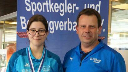 Bild: Uwe Rupprecht
Die bayerische U23-Vizemeisterin Julia-Sophia Feit mit dem Vizepräsidenten BSKV Sport Michael Hofmann.