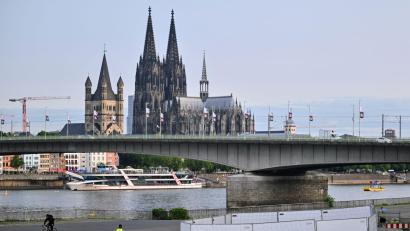 Bild: Henning Kaiser/dpa
In Köln müssen drei Bomben aus dem Zweiten Weltkrieg entschärft werden - und das verursacht die größte Evakuierungsaktion seit 1945.