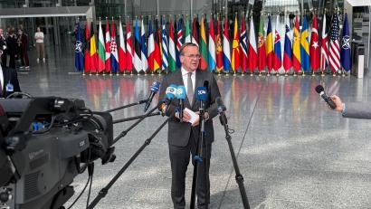 Bild: Helena Dolderer/dpa
Bundesverteidigungsminister Boris Pistorius (SPD) spricht im Nato-Hauptquartier.
