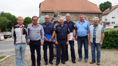 Bild: wel
Die Vertreter der Polizeiinspektion Oberviechtach, Armin Ismail, Werner Linhart und Norbert Ehebauer (von links) stellten den Bürgermeistern und deren Stellvertretern Tobias Eckl, Manfred Dirscherl, Reinhard Kreuzer und Josef Fleißer (von links) den Sicherheitsbericht 2024 vor.