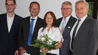 Bild: kro
Harald Siegert (Zweiter von links) ist jetzt auch ganz offiziell Bürgermeisterkandidat der CSU Tirschenreuth. Dazu gratulierten bei der Nominierungsversammlung Ehefrau Sabine, CSU-Ortsvorsitzender Sebastian Rosnitschek (links), Bürgermeister Franz Stahl (Zweiter von rechts) und Landrat Roland Grillmeier.