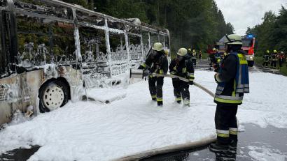Bild: Roland Wellenhöfer
Ein leerer Schulbus brannte bei Schönficht auf der Staatstraße 2181.