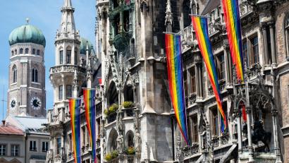 Bild: Sven Hoppe/dpa
Ginge es nach dem Willen der AfD, wären Regenbogenflaggen - wie hier beim Christopher Street Day - am Münchner Rathaus schon bald verboten. (Archivbild)