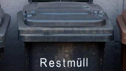 Bild: picture alliance / dpa
270 Liter passen in eine herkömmliche Restmülltonne. (Symbolbild)