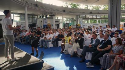Archivbild: jut
So sah es 2024 aus: Sieger Ben Bäuml vom Regensburger Start-up "2Lock" steht auf der "Denk.summit"-Bühne im vollbesetzten Innovision Center in Weiherhammer und Starjuror Carsten Maschmeyer hört zu.