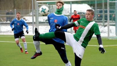 Archivbild: Thomas Schrems
Jahrelang gab es immer wieder das Duell zwischen dem ASV Waldsassen (blaue Trikots) und dem TSV Neualbenreuth. Hier eine Szene aus dem Jahr 2018. Auf absehbare Zeit wird es das nicht mehr geben. Beide Vereine machen jetzt gemeinsame Sache.