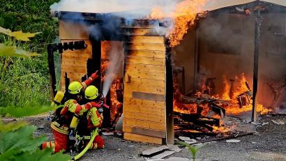 Bild: Jürgen Troppmann
Einsatzkräfte zeigen eindrucksvoll ihr Handwerk bei der Vorführung am Wachfest der Feuerwehr Neustadt/WN.