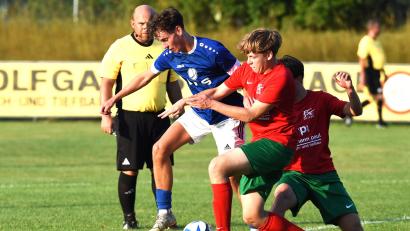 Bild: G. Büttner
In der Landesliga Nord der A-Junioren gab es in der vergangenen Saison Duelle zwischen der SpVgg SV Weiden (blaues Trikot) und dem FC Weiden-Ost. Die Stadtderbys falle nächste Spielzeit weg, da der FC Ost seine Mannschaft in die BOL zurückzieht.