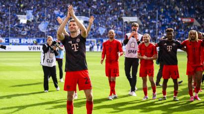 Bild: Tom Weller/dpa
Thomas Müller verabschiedet sich nach dem letzten Spiel der Saison 2024/2025 von den Fans. Er wird den Verein verlassen. Hinter vielen weiteren Personalien, u.a. Sané (2.v.l.), Guerreiro (3.v.l.) und Coman (4.v.l.), stehen noch Fragezeichen.