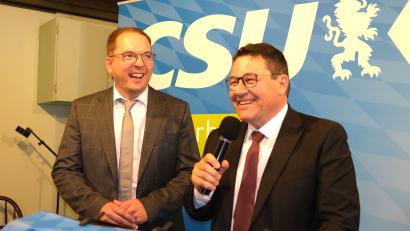 Bild: Hirsch
Da kam Freude auf, als das einstimmige Votum für den amtierenden Bürgermeister Thomas Falter (rechts) bekannt gegeben wurde. CSU-Ortsvorsitzender Christian Hutterer (links) gratulierte zu diesem Vertrauensbeweis.