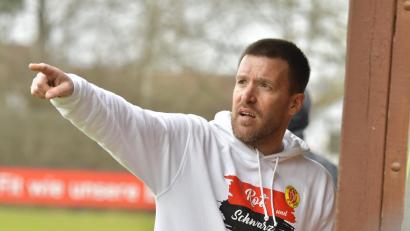 Archivbild: Hubert Ziegler
Simon Eisinger wird am Pfingstsamstag letztmals als Trainer der Theuerner Fußballerinnen an der Seitenlinie stehen.
