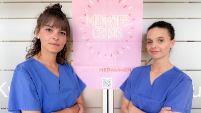 Bild: Michael Vogl/exb
Die Schwandorfer Hebammensprecherinnen Lena Jehl-Hüttner (links) und Celine Michalke (rechts) weisen mit dem Slogan "Midwife Crises" (Deutsch: Hebammen-Krise) auf die Sorgen des Berufstands hin.