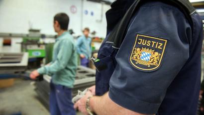 Bild: picture alliance / Armin Weigel/dpa
In Bayerns Gefängnissen herrscht für die meisten Häftlinge eine Arbeitspflicht, die Stundenlöhne sind aber im Vergleich zu normalen Jobs niedrig. (Archivbild)