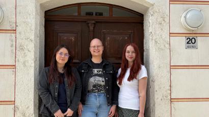 Bild: hdk
Die neuen Mitarbeiter (von links): Melanie Noth, Leonie Tafelmeier und Larissa Engelhardt vor dem Königsteiner Rathaus, ihrem neuen Arbeitsplatz