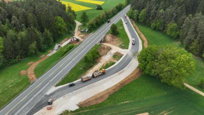 Bild: Staatliches Bauamt Sulzbach-Rosenberg
Die Luftaufnahme zeigt die Errichtung der Umfahrung. Der Kreuzweg hinauf zur Pinzigbergkirche führt nach dem Neubau der Brücke weiterhin durch die Unterführung hinauf zum Berg. Die Kreuzwegstationen mussten nicht versetzt werden.