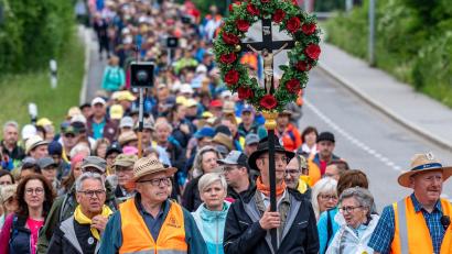 Bild: Armin Weigel/dpa
Zahlreiche Pilger starteten zur größten Fußwallfahrt Deutschlands.