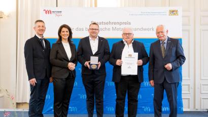 Bild: Tobias Hase/StMELF 
Einen Staatsehrenpreis erhielt die Metzgerei & Partyservice Hirsch GmbH. Im Bild (von links) Albert Geitner, Bürgermeister von Ursensollen, Staatsministerin Michaela Kaniber, Daniel Hirsch und Josef Hirsch sowie Landesinnungsmeister Konrad Ammon.