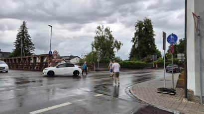 Bild: Hösamer
An der Abzweigung von der Fronberger Straße (rechts) zur Behelfsbrücke (links) steht keine Fußgängerampel mehr Richtung Spitalkirche. Das sei nicht nötig, meint die Stadt.
