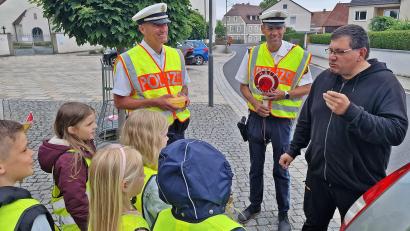 Bild: R. Kreuzer
Da verziehen die meisten Autofahrer das Gesicht. Bei einer ungewöhnlichen Verkehrskontrolle vor der Schirmitzer Grundschule müssen Tempo-30-Sünder zur Strafe in eine Zitronenscheibe beißen.