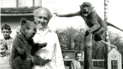 Bild: Stadtarchiv Amberg, Fotosammlung
Eine Fotomontage von Emil Alafberg mit Bär Ala und Meerkatze Fiffi. Der Bär musste später erschossen werden, nachdem er ausgebrochen war. Mehr dazu erzählt Dr. Andreas Erb am 12. Juni im Ring-Theater.
