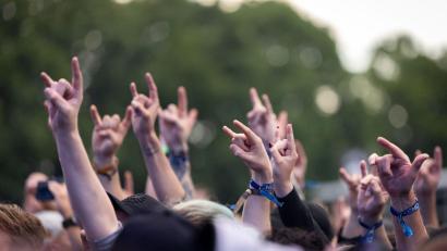 Bild: Daniel Karmann/dpa
Die Rettungskräfte haben in diesem Jahr deutlich mehr Einsätze - eben weil deutlich mehr Menschen auf dem Festival sind.